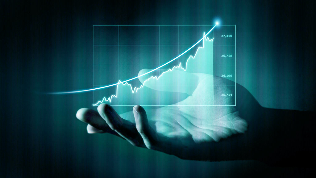 Mano sosteniendo una gráfica digital brillante con una curva de crecimiento financiero ascendente, simbolizando el aumento de la competitividad al implementar software empresarial.