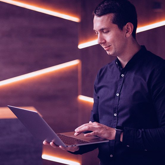 Ejecutivo gestionando el presupuesto de adquisición de clientes con un modelo de cobro basado únicamente en verificaciones completadas con éxito