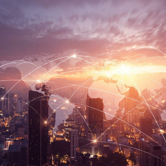 Red global de inteligencia conectada sobre un panorama urbano que representa la integración de la tecnología de Azurian en México