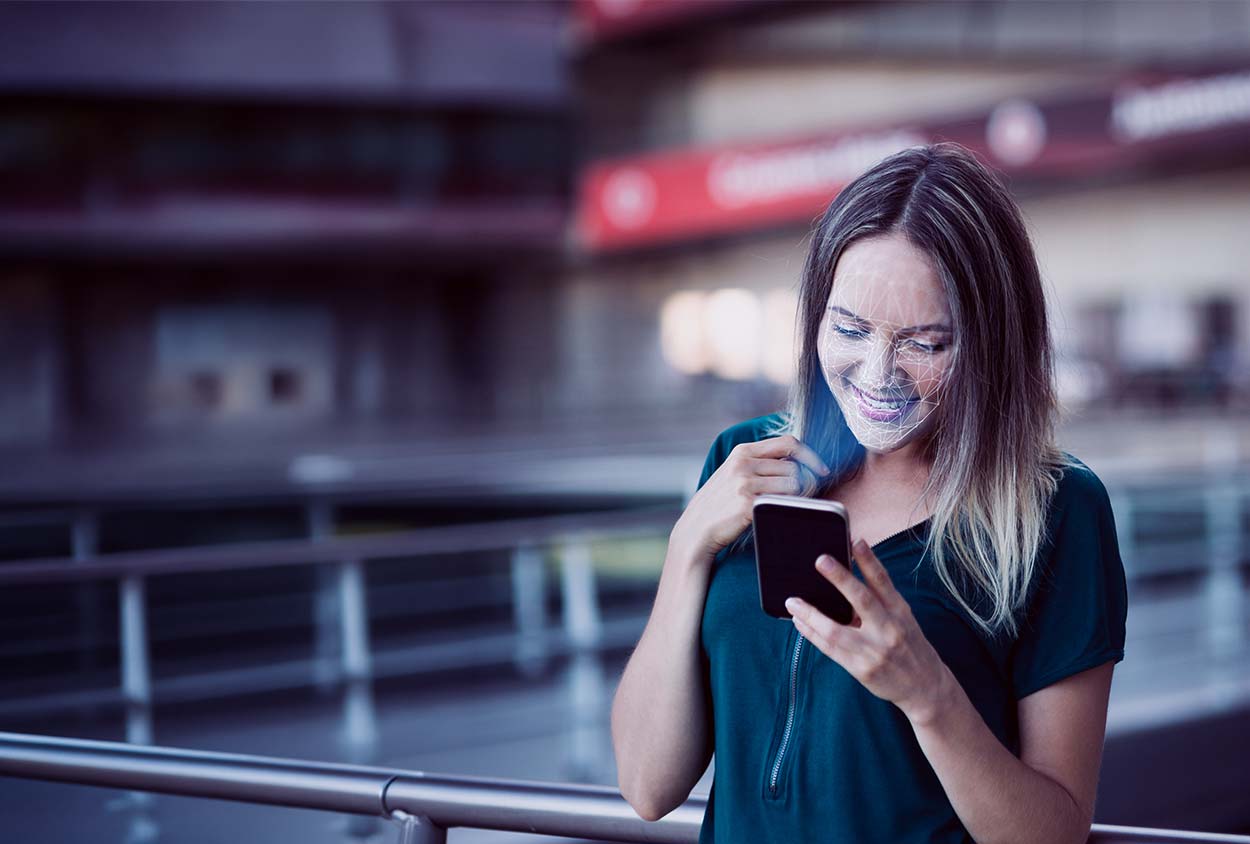 Usuaria verificando su identidad de forma rápida y segura desde su smartphone mediante autenticación por biometría facial