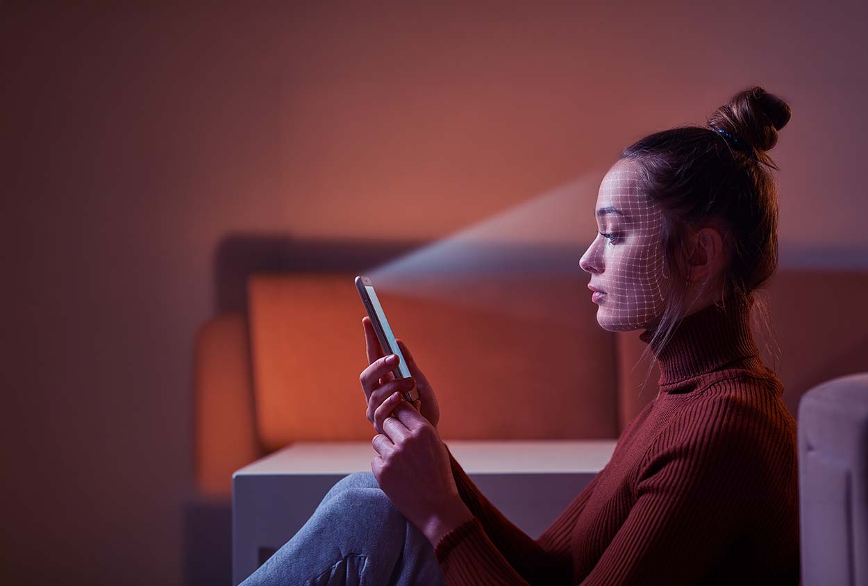 Usuaria realizando una verificación de identidad biométrica facial de forma remota y cómoda desde su smartphone