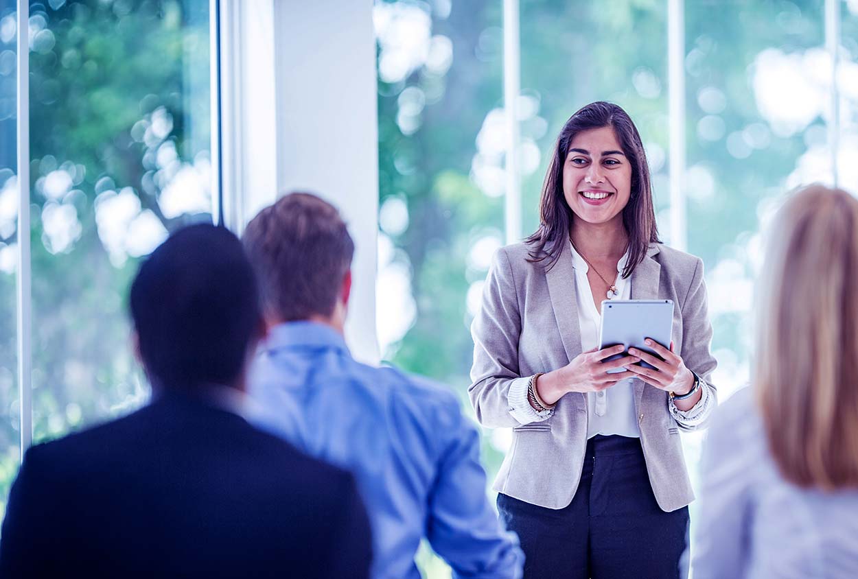 Cliente de Azurian utilizando soluciones digitales de nómina para asegurar la trazabilidad completa y el cumplimiento normativo en el pago de salarios a su equipo