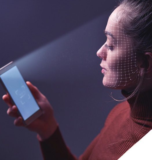 Usuario validando su identidad digital en Perú mediante un sistema de biometría y reconocimiento facial desde su smartphone